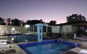 Lindo apartamento em frente à praia com piscina